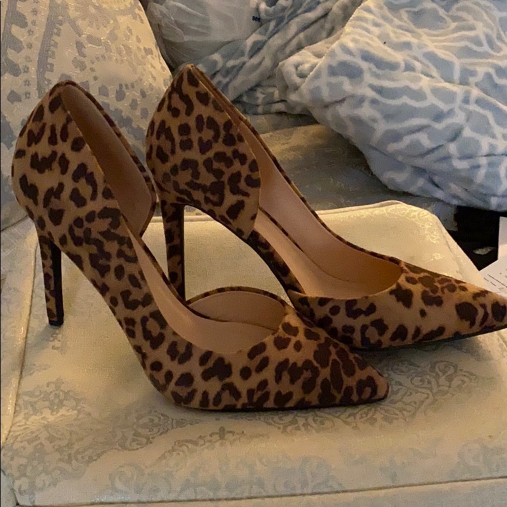 Tan and gold Cheetah pumps
